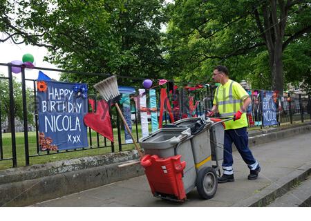 Edinburgh, Schottland, Großbritannien. Juli 2020. Vielen Dank und alles gute zum Geburtstag an die schottische First Ministerin Nicola Sturgeon am Geländer vor dem Bute House, ihrer offiziellen Residenz am Charlotte Square. Nicola Sturgeon ist heute 50 Jahre alt. Kredit: Craig Brown/Alamy Live Nachrichten Stockfoto