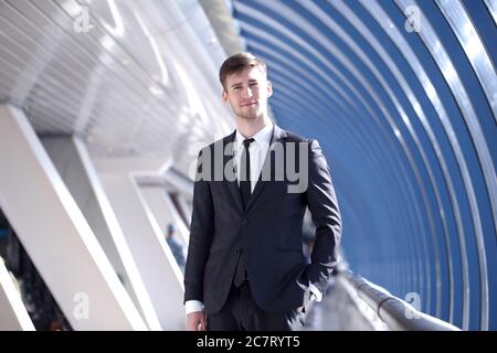 Portrait einer jungen Geschäftsmann in Anzug im Büro stehen Stockfoto