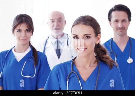 Team von professionellen Ärzten in blauer Uniform isoliert auf weißem Hintergrund Stockfoto