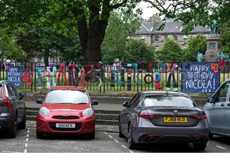 Edinburgh, Schottland, Großbritannien. Juli 2020. Vielen Dank und alles gute zum Geburtstag an die schottische First Ministerin Nicola Sturgeon am Geländer vor dem Bute House, ihrer offiziellen Residenz am Charlotte Square. Nicola Sturgeon ist heute 50 Jahre alt. Kredit: Craig Brown/Alamy Live Nachrichten Stockfoto