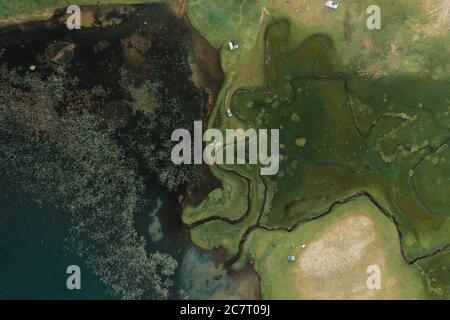 Luftaufnahme des Campingplatzes auf einem bunten natürlichen Hintergrund mit Vegetation und Wasser Stockfoto