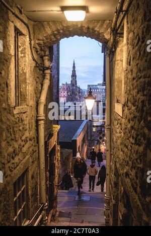 Viktorianisches gotisches Scott Monument von einer schmalen Passage in der High Street in Edinburgh, der Hauptstadt Schottlands, Teil von Großbritannien Stockfoto