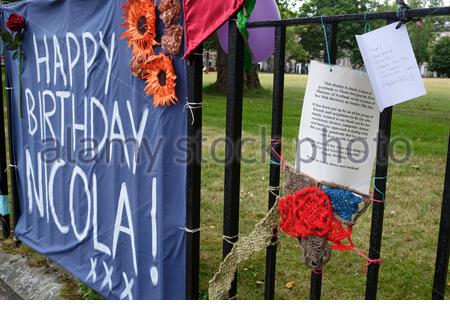 Edinburgh, Schottland, Großbritannien. Juli 2020. Vielen Dank und alles gute zum Geburtstag an die schottische First Ministerin Nicola Sturgeon am Geländer vor dem Bute House, ihrer offiziellen Residenz am Charlotte Square. Nicola Sturgeon ist heute 50 Jahre alt. Kredit: Craig Brown/Alamy Live Nachrichten Stockfoto