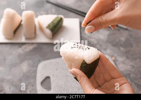 Frau bereitet traditionelle japanische onigiri, Nahaufnahme Stockfoto