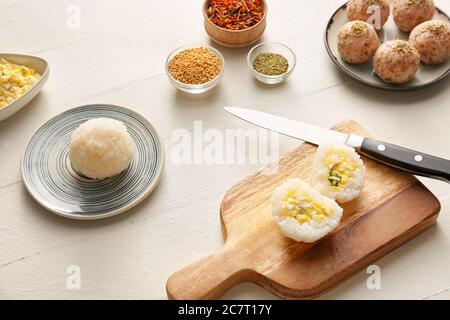 Traditionelles japanisches Onigiri mit Gewürzen auf dem Tisch Stockfoto