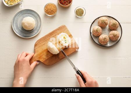 Frau bereitet traditionelle japanische onigiri auf dem Tisch Stockfoto