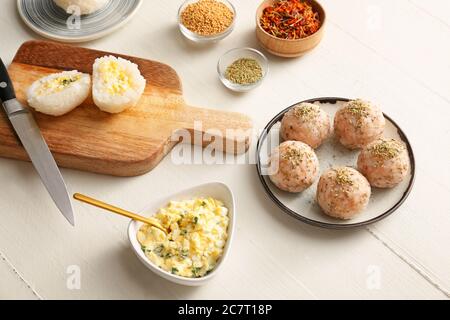 Traditionelles japanisches Onigiri mit Gewürzen auf dem Tisch Stockfoto