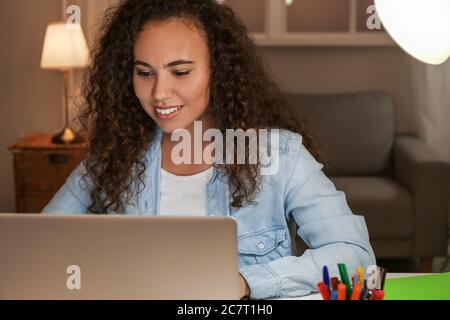 Junge Frau mit Laptop für Online-Lernen zu Hause Stockfoto