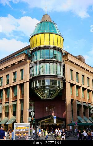 Außenansicht der modernen Fassade des Einkaufszentrums 'Schadow-Arkaden' an einem geschäftigen Sommertag. Die Mall wurde 1994 eröffnet. Stockfoto