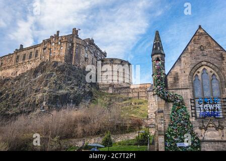 Cold Town House Pub und Edinburgh Castle vom Grassmarket aus gesehen historischer Marktplatz in Edinburgh, der Hauptstadt von Schottland, Teil von Großbritannien Stockfoto