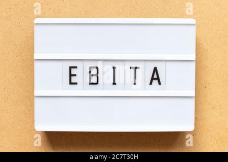 Leuchtkasten mit Wort EBITA (Abkürzung für Ergebnis vor Zinsen, Steuern und Abschreibungen) auf Holzhintergrund Stockfoto