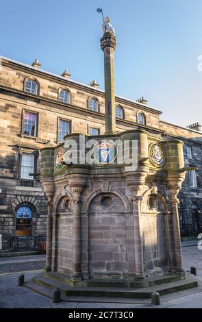 Mercat Cross am Parliament Square neben der St Giles Cathedral in Edinburgh, der Hauptstadt Schottlands, Teil des Vereinigten Königreichs Stockfoto