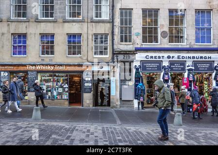 Der Whisky Trail Spirituosenladen und Crest of Edinburgh Geschenkladen in der High Street in Edinburgh, der Hauptstadt von Schottland, Teil von Großbritannien Stockfoto