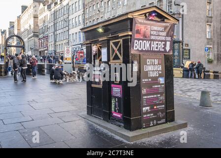 Ticketschalter betrieben von City of Edinburgh Tours, ehemaliger Royal Mile Polizeikasten in Edinburgh, der Hauptstadt von Schottland, Teil von Großbritannien Stockfoto