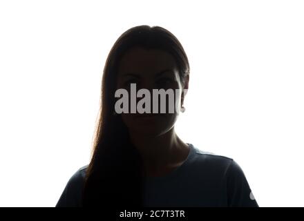 Junge Frau blicken mit fließenden Haaren voraus - horizontale Silhouette einer Vorderansicht Stockfoto