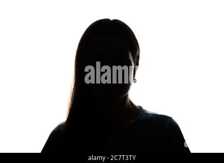 Junge Frau blicken mit fließenden Haaren voraus - horizontale Silhouette einer Vorderansicht Stockfoto