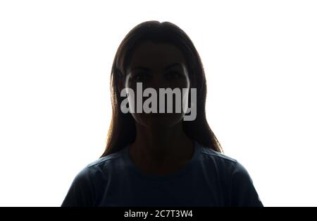 Junge Frau blicken mit fließenden Haaren voraus - horizontale Silhouette einer Vorderansicht Stockfoto