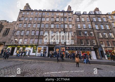 Geschäfte und Bar auf der Lawnmarket Street in Edinburgh, der Hauptstadt von Schottland, Großbritannien Stockfoto