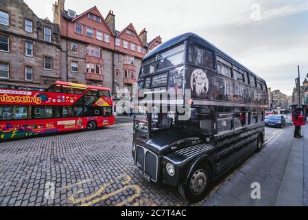 Die Ghost Bus Tour auf der Lawnmarket Street in Edinburgh, der Hauptstadt von Schottland, Teil von Großbritannien Stockfoto