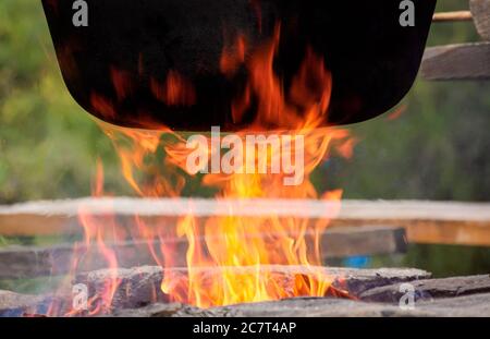 Traditionelle ungarische Bogracs Gulaschsuppe. Kochgericht auf offenem Feuer in einem Kessel. Vorbereitung gesunder Lebensmittel im Freien Konzept. Beliebte europäische Küche Stockfoto