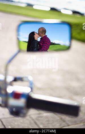 Reflexion von jungen Paar küssen in Motorrad-Motor Stockfoto