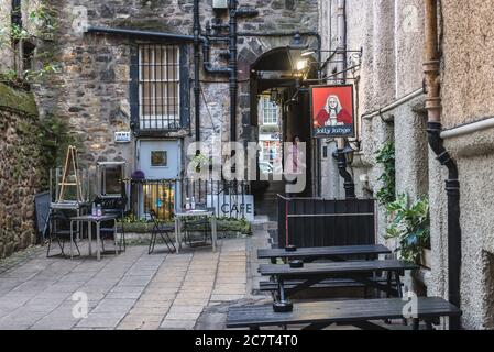 Jolly Richter über James Court und Durchgang zur Lawnmarket Street in Edinburgh, der Hauptstadt von Schottland, Großbritannien Stockfoto