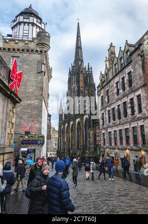 Castlehill Street mit dem Hub Gebäude auch genannt Tollbooth Kirk, ehemalige St. John Church in Edinburgh, der Hauptstadt von Schottland, Großbritannien Stockfoto