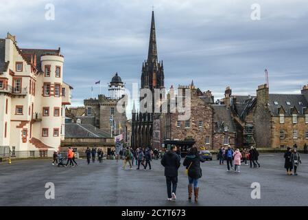 Esplanade of Castle in Edinburgh, der Hauptstadt von Schottland, Teil von Großbritannien, Blick auf das Hub Gebäude auch genannt Tollbooth Kirk, ehemalige St. Joh Stockfoto