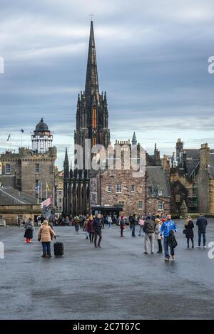 Esplanade of Castle in Edinburgh, der Hauptstadt von Schottland, Teil von Großbritannien, Blick auf das Hub Gebäude auch genannt Tollbooth Kirk, ehemalige St. Joh Stockfoto