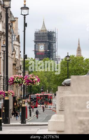 Gerüste umgeben Big Ben, da die Naturschutzarbeiten an dem denkmalgeschützten Gebäude der Klasse I im Juli 2020 fortgesetzt werden. Westminster, London, England, Großbritannien Stockfoto