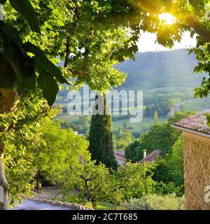 Blick vom mittelalterlichen Dorf Moustiers Sainte Marie auf die ländliche Landschaft bei Sonnenuntergang. Provence, Frankreich Stockfoto