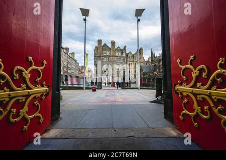 Blick vom Eingang des Hub-Gebäudes auch genannt Tollbooth Kirk, ehemalige St. John Church in Edinburgh, der Hauptstadt von Schottland, Großbritannien Stockfoto