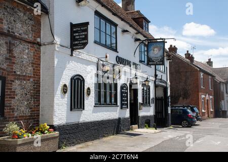 Das Queens Head Pub in der Hauptstraße von Ludgershall, einer Stadt in Wiltshire, Großbritannien Stockfoto