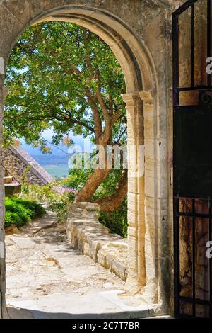 Blick durch die offene Tür auf den Innenhof des mittelalterlichen Schlosses von Barroux. Provence, Frankreich Stockfoto