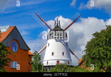 Gudhjem, Dänemark. Juli 2020. Die Windmühle von Gudhjem, einer kleinen Stadt an der Nordküste der dänischen Ostseeinsel Bornholm. Die Insel Bornholm ist zusammen mit dem vorgelagerten Archipel Ertholmene die östlichste Insel Dänemarks. Dank seiner Lage zählt die Insel Bornholm viele Sonnenstunden. Quelle: Patrick Pleul/dpa-Zentralbild/ZB/dpa/Alamy Live News Stockfoto