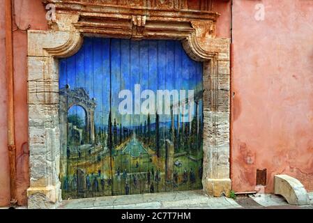 ROUSSILLON, FRANKREICH - 07. JUL 2014: Gemälde von Französisch Garten mit Ruinen des römischen Tempels an Tür des alten Hauses. Roussillon Ocker Dorf ist in enthalten Stockfoto