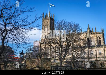 St. John the Evangelist Scottish Episcopal Church in Edinburgh, der Hauptstadt von Schottland, Großbritannien, Blick vom Friedhof der Pfarrkirche St. Cuthbert Stockfoto