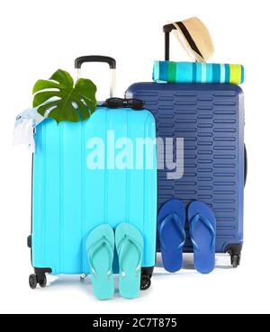 Koffer mit Strand-Accessoires auf weißem Hintergrund verpackt. Reisekonzept Stockfoto