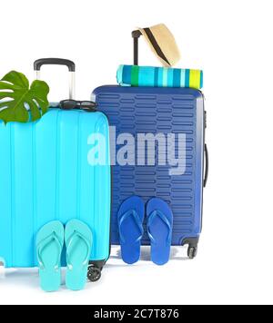 Koffer mit Strand-Accessoires auf weißem Hintergrund verpackt. Reisekonzept Stockfoto