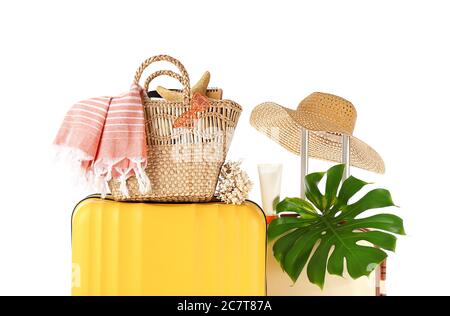 Koffer mit Strand-Accessoires auf weißem Hintergrund verpackt. Reisekonzept Stockfoto