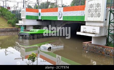 Neu Delhi, Indien. Juli 2020. Ein Personenbus und ein Van sind nach einem heftigen Regenschauer in Neu Delhi, Indien, am 19. Juli 2020 in der Flut versunken. Quelle: Partha Sarkar/Xinhua/Alamy Live News Stockfoto