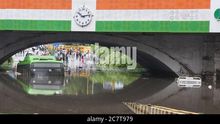 Neu Delhi, Indien. Juli 2020. Ein Personenbus und ein Van sind nach einem heftigen Regenschauer in Neu Delhi, Indien, am 19. Juli 2020 in der Flut versunken. Quelle: Partha Sarkar/Xinhua/Alamy Live News Stockfoto