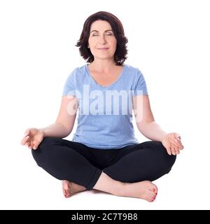 Reife Frau sitzt in Yoga-Pose isoliert auf weißem Hintergrund Stockfoto