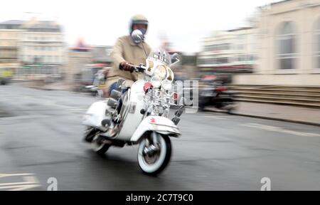 Mods und Rocker treffen sich auf dem Madeira Drive in Brighton zu einer Demonstration, um die Wiedereröffnung der Straße zu fordern, die Brighton & Hove City Council für immer geschlossen halten will. Stockfoto