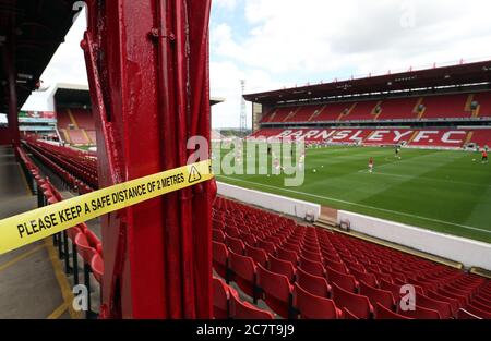 Eine allgemeine Ansicht des Stadions mit einer Nachricht, die die Leute anhält, einen sicheren Abstand vor dem Sky Bet Championship Spiel in Oakwell, Barnsley, zu halten. Stockfoto