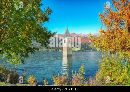 Fantastische Herbstansicht des untergetauchten Glockenturms im Reschensee. Lage: Graun im Vinschgau Dorf, Reschensee oder Reschensee, Provinz Südtirol, R Stockfoto