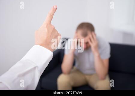 Entlassung Konzept - wütend weiblichen Chef feuern schlechte Arbeiter im Büro Stockfoto