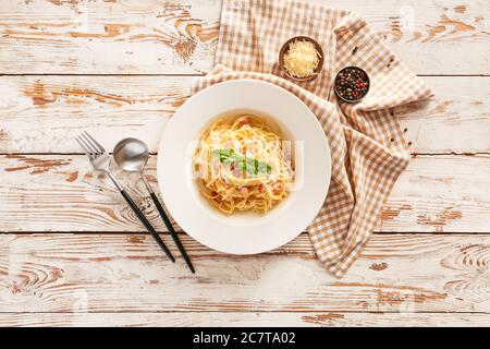 Teller mit leckeren Nudelcarbonara auf dem Tisch Stockfoto