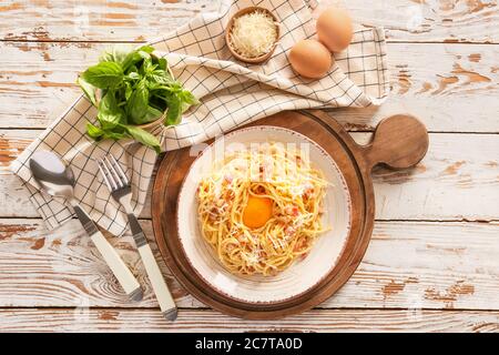 Teller mit leckeren Nudelcarbonara auf dem Tisch Stockfoto