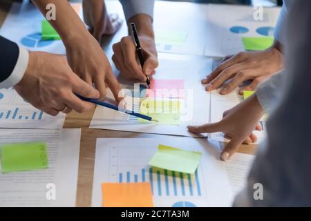 Top close view of employees Analysieren Sie finanzielle Papiere Stockfoto
